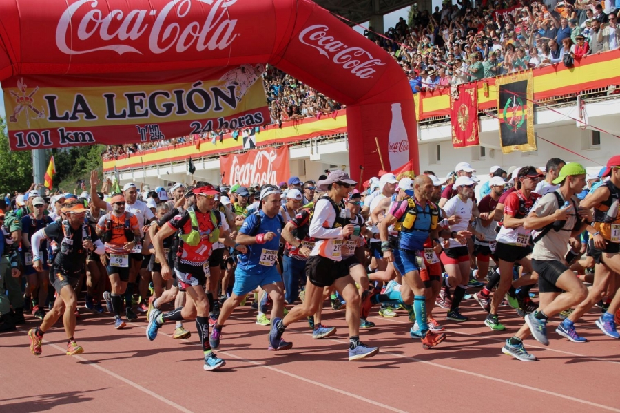 Un grupo de marchadores, en la salida desde la Ciudad Deportiva