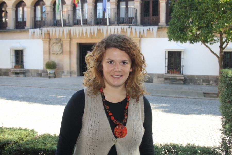 Teresa Valdenebro, a las puertas del Consistorio rondeño