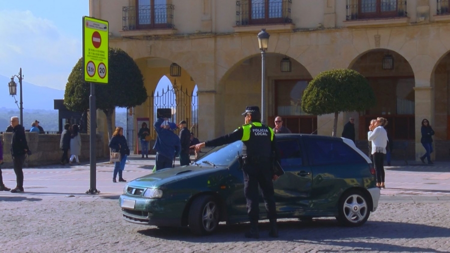Imagen de la Plaza de España en las primeras horas de regulación del tráfico.