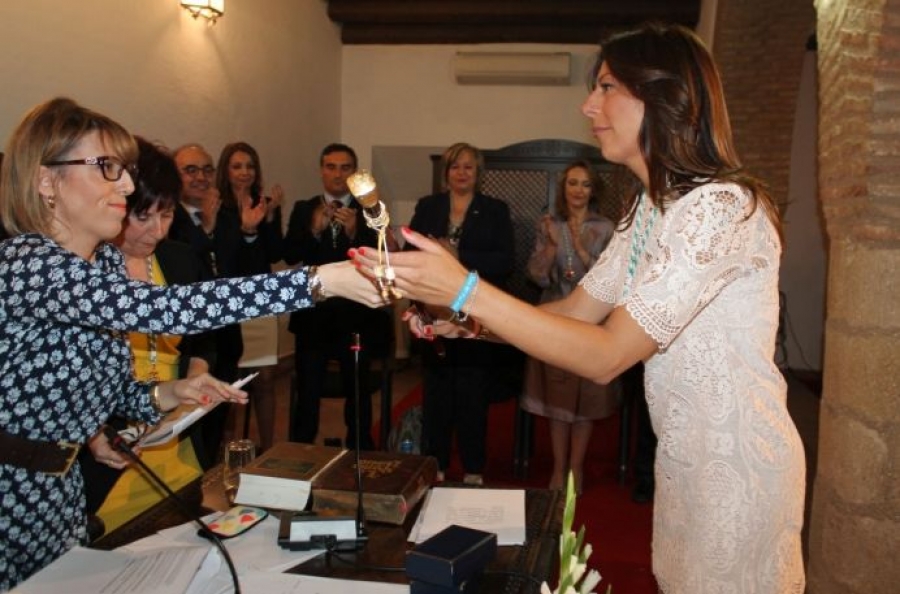 La candidata popular, recibiendo el bastón de mando en junio de 2015