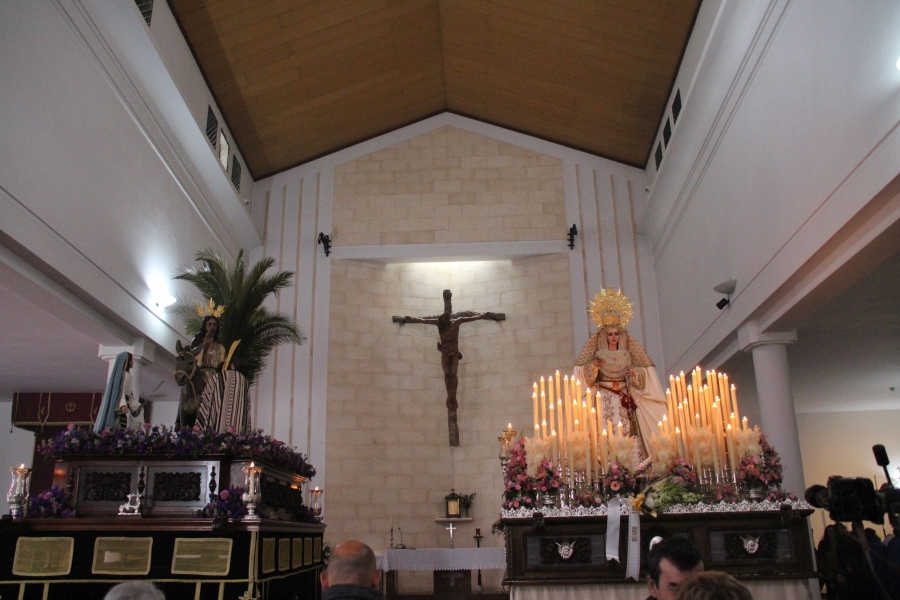 Nuestro Padre Jesús en su Entrada Triunfal en Jerusalén y la Virgen de la Paloma, en el interior del templo