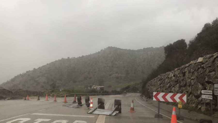 La duración actual del trayecto en coche hasta la capital hispalense es superior a dos horas