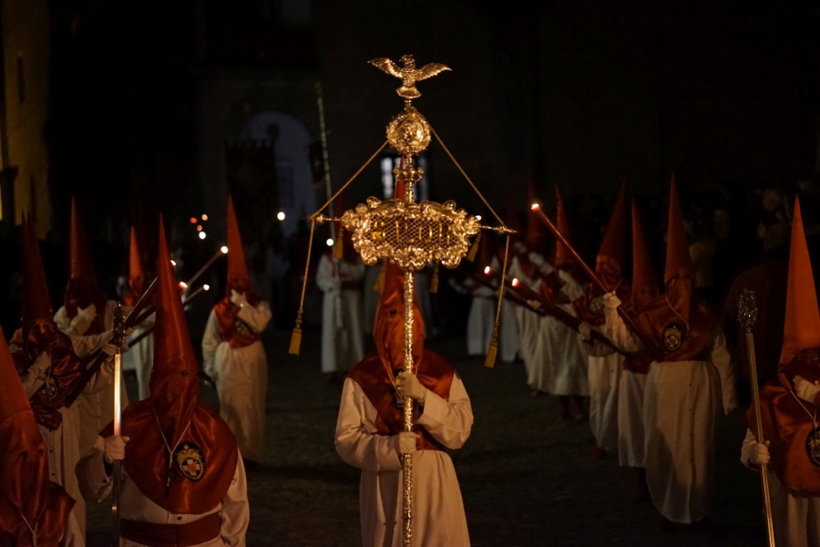 Nazarenos de fila y en el centro, el Senatus