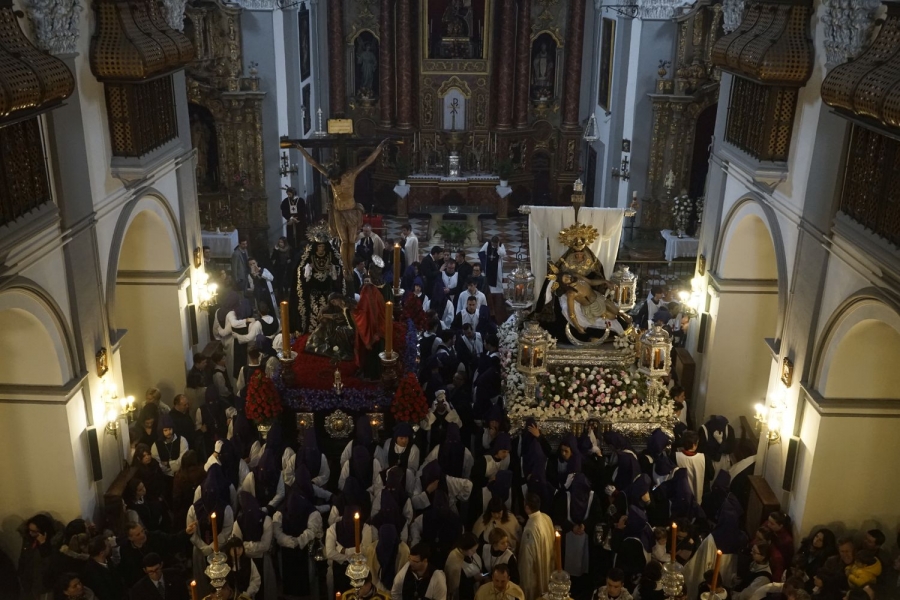 Interior de la iglesia de Los Descalzos, con los titulares de la Hermandad de las Angustias
