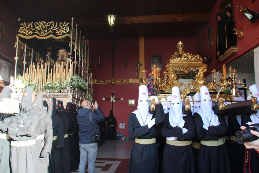 Nuestra Señora de la Soledad y la urna que porta a Cristo Yacente