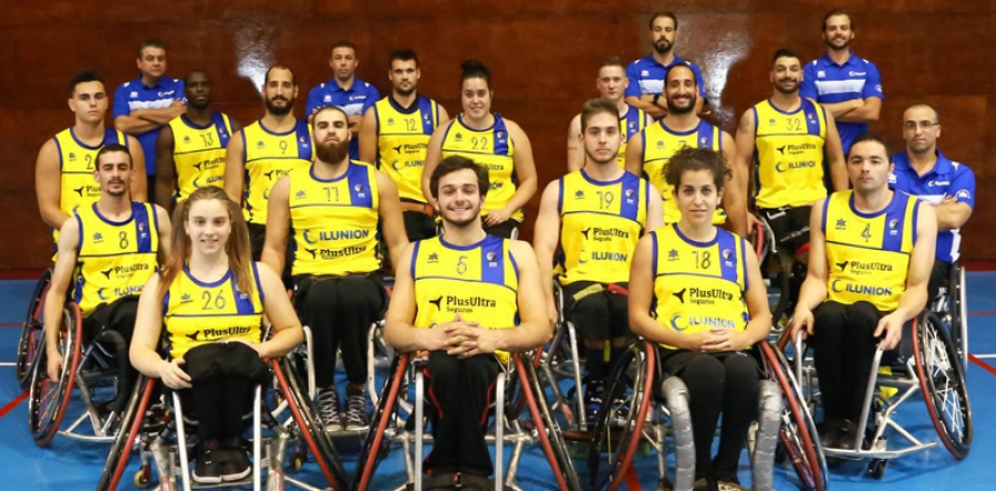 Conde, a la derecha, con el dorsal número 4