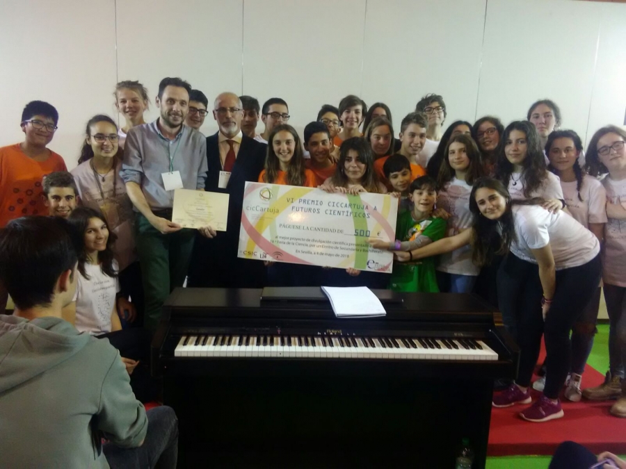 Los alumnos del IES Martín Rivero tras ganar el primer premio