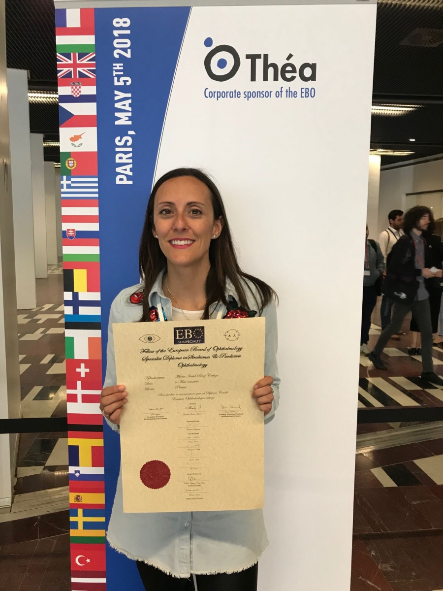 La oftalmóloga Marisa Pérez sostiene su Título Europeo en Oftalmología Pediátrica y Estrabismo