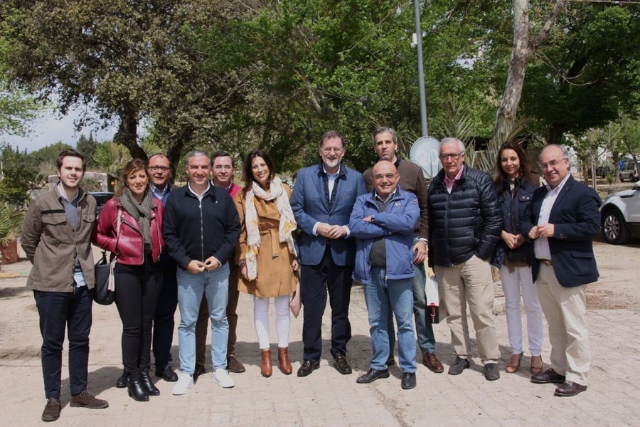 Rajoy, junto al grupo municipal del PP en su reciente visita a Ronda, ciudad a la que llegarán ahora algunos de sus ministros
