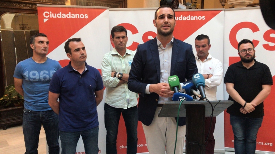 Sergio Sedeño, segundo por la derecha, en la comparecencia de anoche del coordinador local de Ciudadanos Francisco Orozco