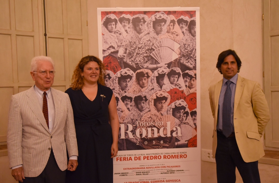 Atienza, Valdenebro y Rivera, junto al cartel de la pintora valenciana Carmen Calvo