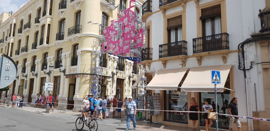 El diseño de la portada debe contemplar el paso de las carrozas durante la cabalgata