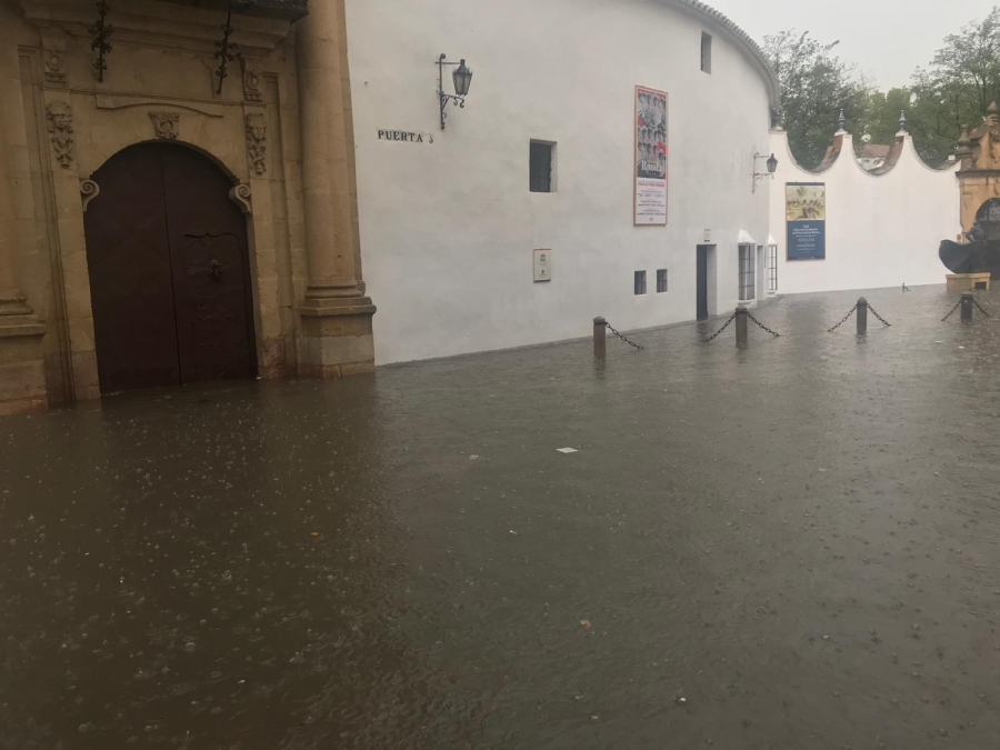 Las salidas de agua de la Calle Virgen de la Paz sufrieron graves taponamientos
