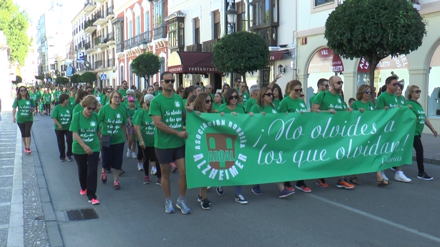 La presidenta de AROAL y la alcaldesa de Ronda encabezaban entre otros la marcha solidaria