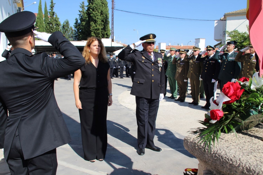 La alcaldesa de Ronda y el inspector Jefe de a Comisaría de la Policía Nacional han presidido la ofrenda floral a los caídos