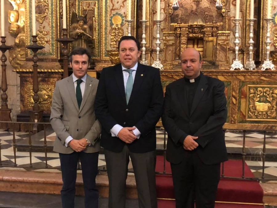 El Presidente de Agrupaciones y Cofradías, Francisco Ruiz Arrocha junto con Salvador Carrasco y el Consiliario Salvador Guerrero en Santa María La Mayor donde han dado cuenta de todos los detalles del próximo pregón cofrade.