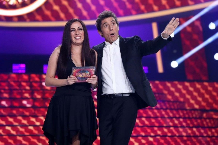 María Villalón fue caracterizada como Ángeles Muñoz, vocalista de Camela, y su actuación cautivó al jurado, al público y a sus compañeros.