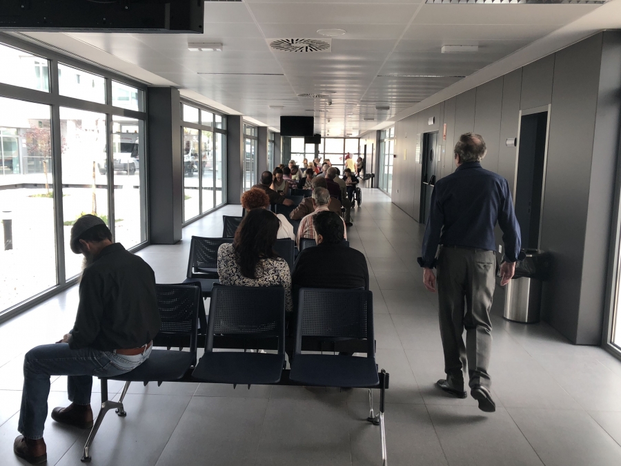 Usuarios del área de Consultas Externas, esperando su turno