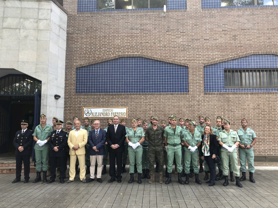 Los alumnos del curso, junto a mandos militares, representantes del SEPE y varios docentes
