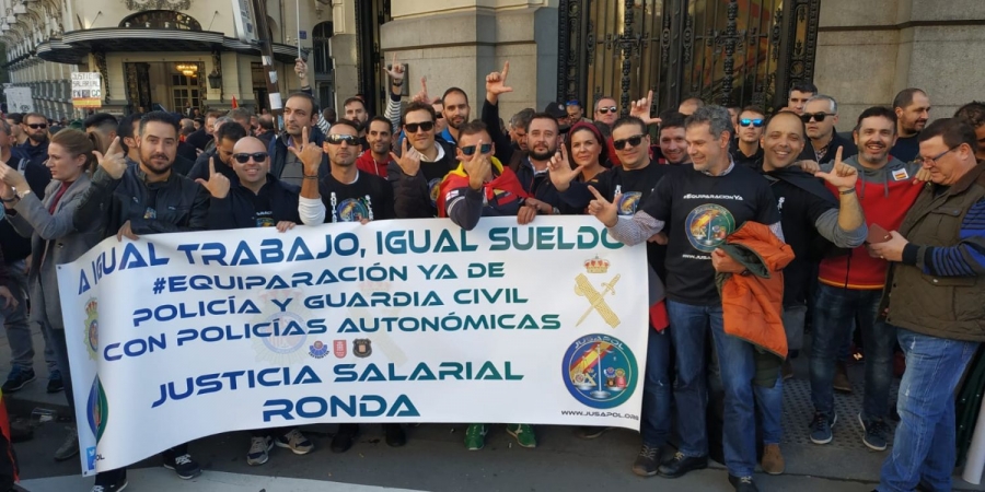 Efectivos de los cuerpos de la Policía Nacional y Guardia Civil de Ronda durante la jornada de la votación de la iniciativa legislativa popular de la equiparación salarial entre cuerpos.