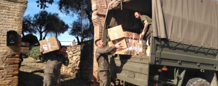 Miembros de La Legión almacenan el material recogido en sus camiones en la jornada solidaria del pasado año.