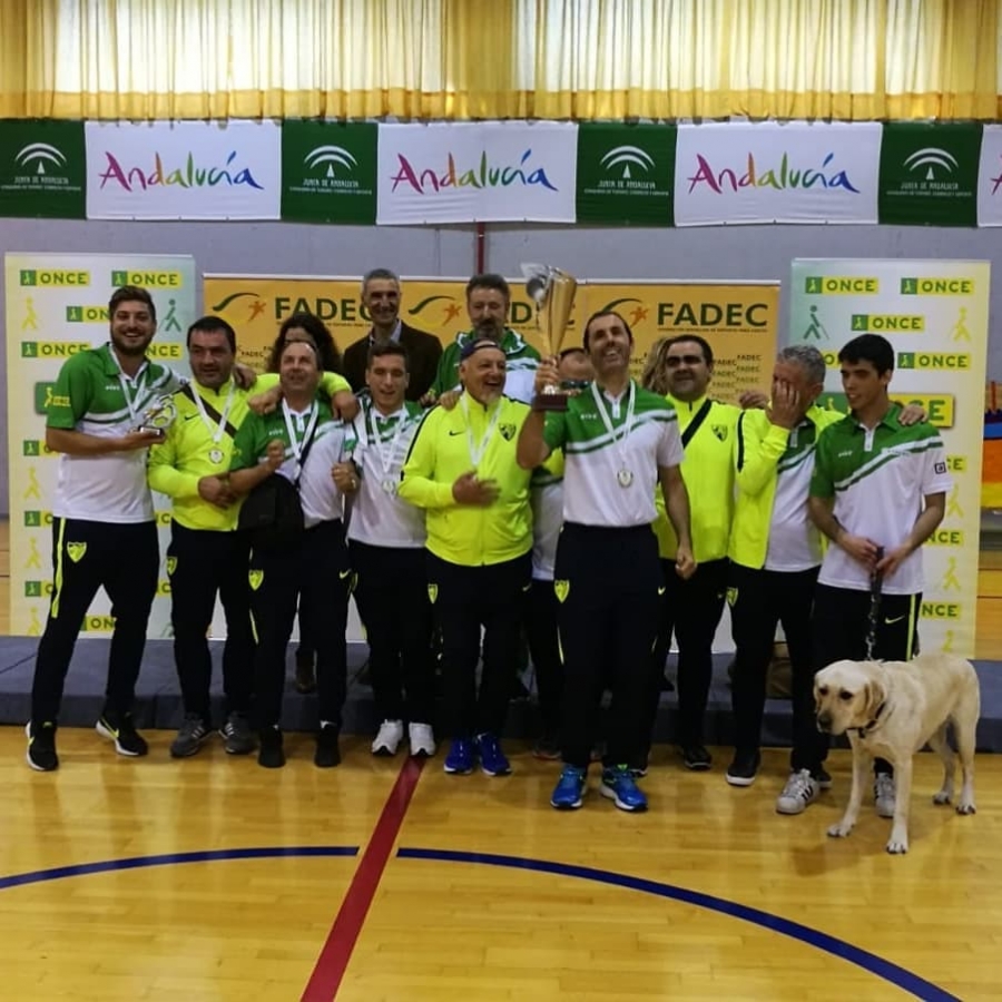Rosado, posando con el trofeo junto a sus compañeros de equipo