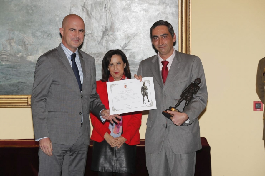 Alejo de la Torre, subsecretario de Estado de Defensa; Margarita Robles, ministra de Defensa; y Miguel Ángel Rodríguez, director del Colegio Fernando de los Ríos