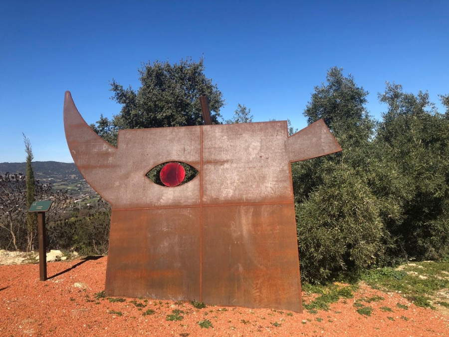 El diseñador industrial Philippe Starck aceptó el reto de crear una almazara de autor para LA Organic que previsiblemente se hará realidad en 2020, una vez transcurran los trámites necesarios para su consecución.