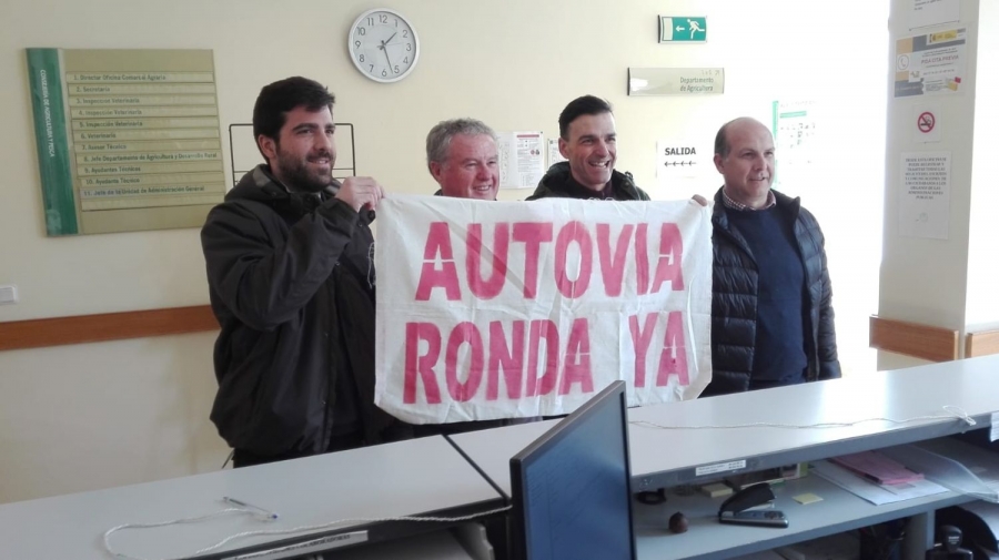 Los representantes de la Plataforma Autovía Ronda Ya piden un mayor compromiso político y ciudadano para con las carreteras de la comarca.