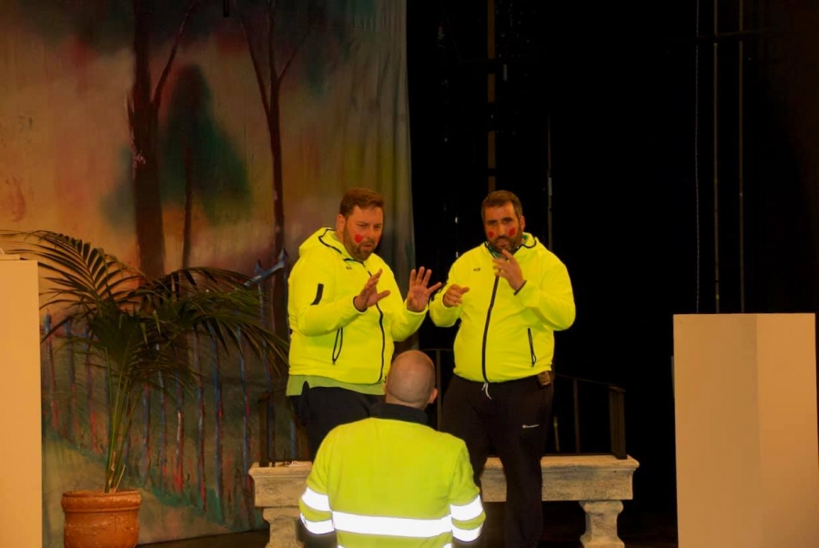 Los Guardianes de Ronda hicieron de la improvisación su mejor arma para dar dinamismo al Pregón del Carnaval.