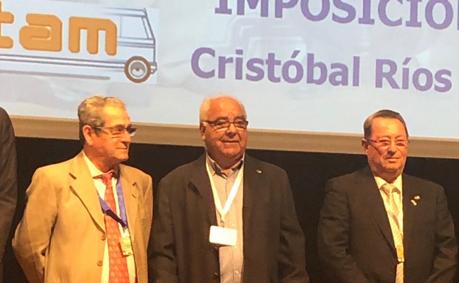 Rafael Lara (en el centro de la imagen), cuenta que condujo su primer autobús con 16 años mientras hacía el servicio militar.