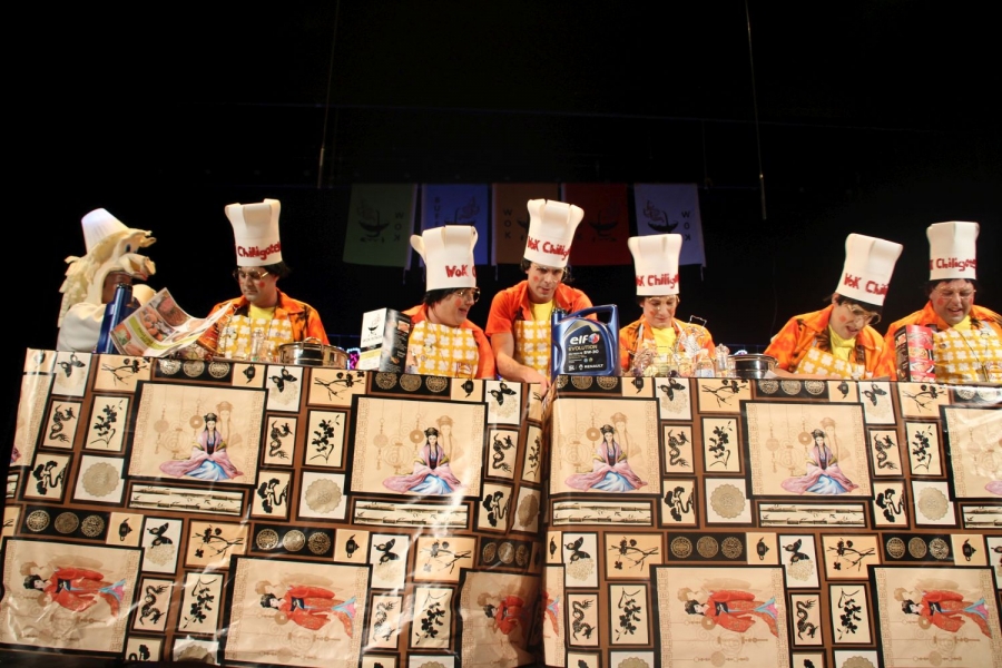 El humor de "Los que vinieron pa dos días y se quedaron pa to la vía" conquistó al público del Vicente Espinel con su "wok chiligotelo".