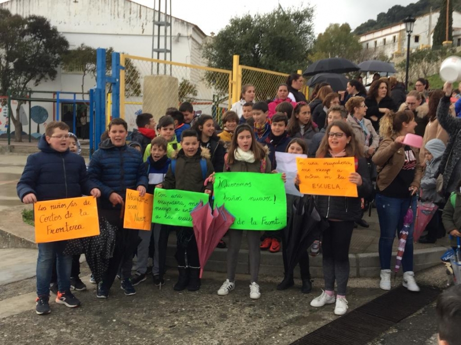 Imagen de la concentración, ayer, de padres y alumnos del centro para reclamar la reforma de los aseos.