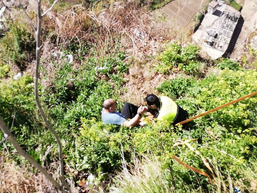 El agente Cándido González asegura que nunca antes había participado en un rescate tan arriesgado e improvisado como el de ayer.