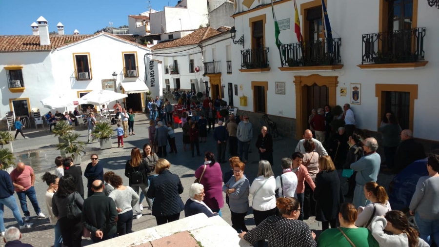 Decenas de vecinos se congregaron a mediodía en la Plaza de la Constitución para guardar cinco minutos de silencio en memoria de Gloria Tornay.