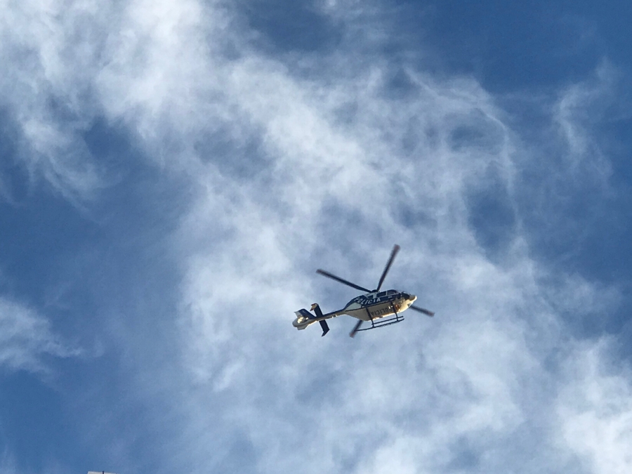 Un helicóptero ha rastreado las zonas de las detenciones desde primera hora de la mañana.