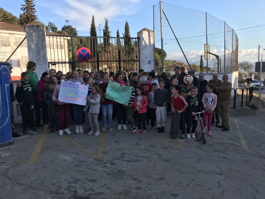 Imágenes de la protesta en la que varios niños pedían en sus pancartas "un sitio digno para jugar" y un colegio que cuente con "limpieza cada semana".