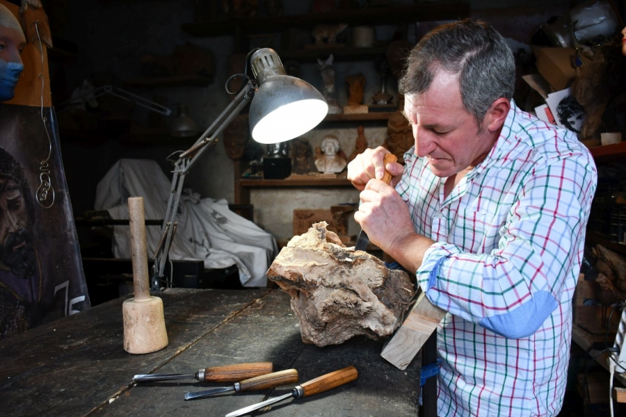 El escultor ha trabajado en su taller de Parauta durante todo el invierno para que sus obras vean la luz en feria internacionales.