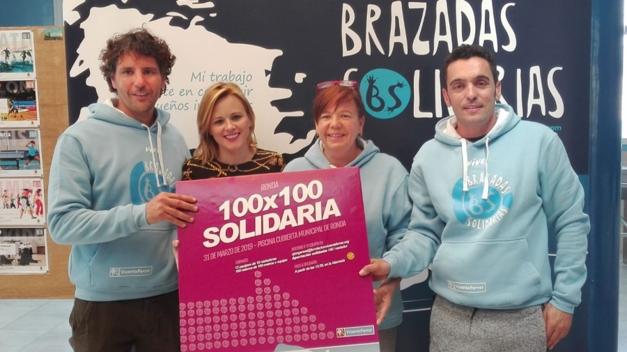 En la foto Christian Jongeneel, coordinador de la Fundación Vicente Ferrer en Málaga, junto a la delegada de Deportes Mª José Sánchez y los miembros de la organización Rocío Banderas y Daniel García.