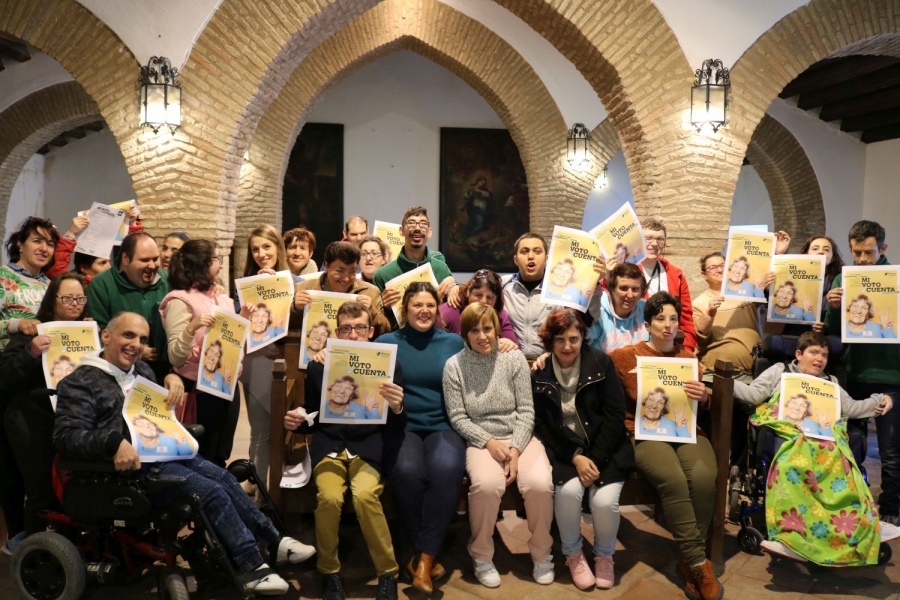 Un nutrido grupo de personas de Asprodisis junto a la alcaldesa de Ronda, Teresa Valdenebro