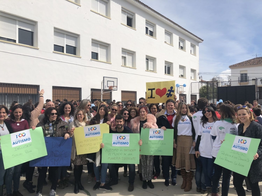 Miembros de la comunidad educativa, de la asociación AOPA, y representantes municipales se han unido en torno a la conmemoración del Día Mundial sobre la Concienciación del Autismo.