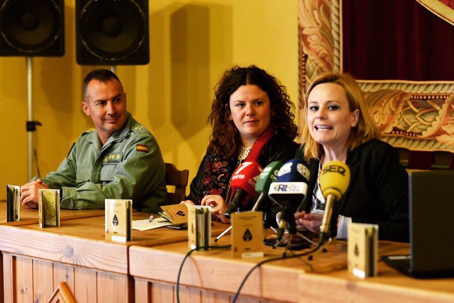 De izquierda a derecha: el coronel jefe del 4º Tercio, Francisco García-Almenta; la alcaldesa de Ronda, Teresa Valdenebro y la delegada de Deportes, María José Sánchez