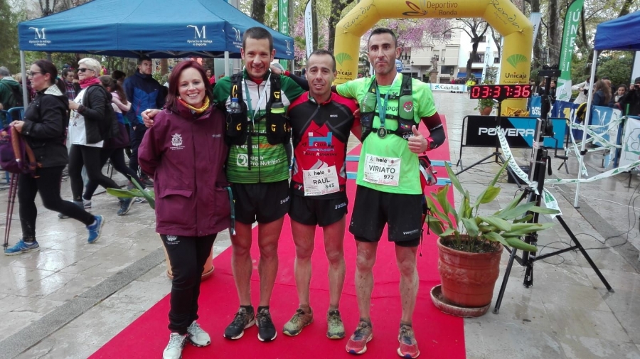La delegada de Deportes, María José Sánchez, junto a los tres primeros clasificados de la ultra trail