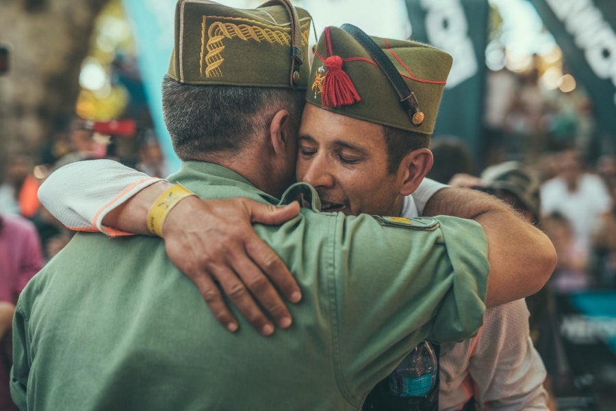 Joan Marc Falcó, abrazando a su llegada a meta al general Marcos Llago, jefe de la Brigada de La Legión