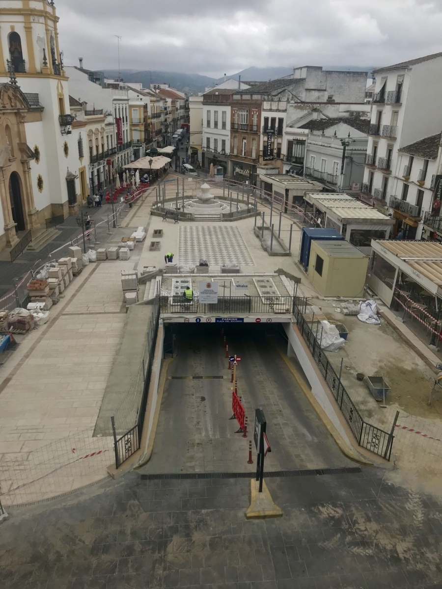 El delegado de Obras y Urbanismo explica que la zona de mesas y sillas presente en la plaza no se ha visto afectada por los trabajos.