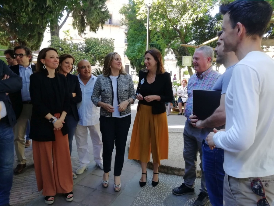 La consejera de Fomento a su llegada a Ronda en un primer encuentro con miembros de la Plataforma Autovía Ronda Ya.