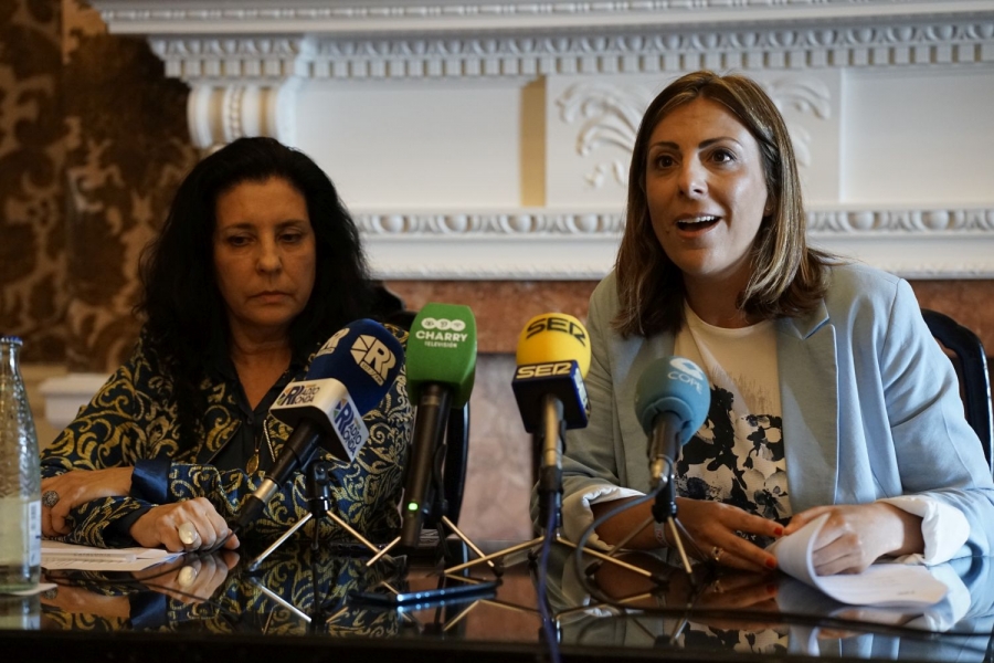 Josefa Valle y Mª Paz Fernández, en la firma del acuerdo entre Alianza Por Ronda y Partido Popular