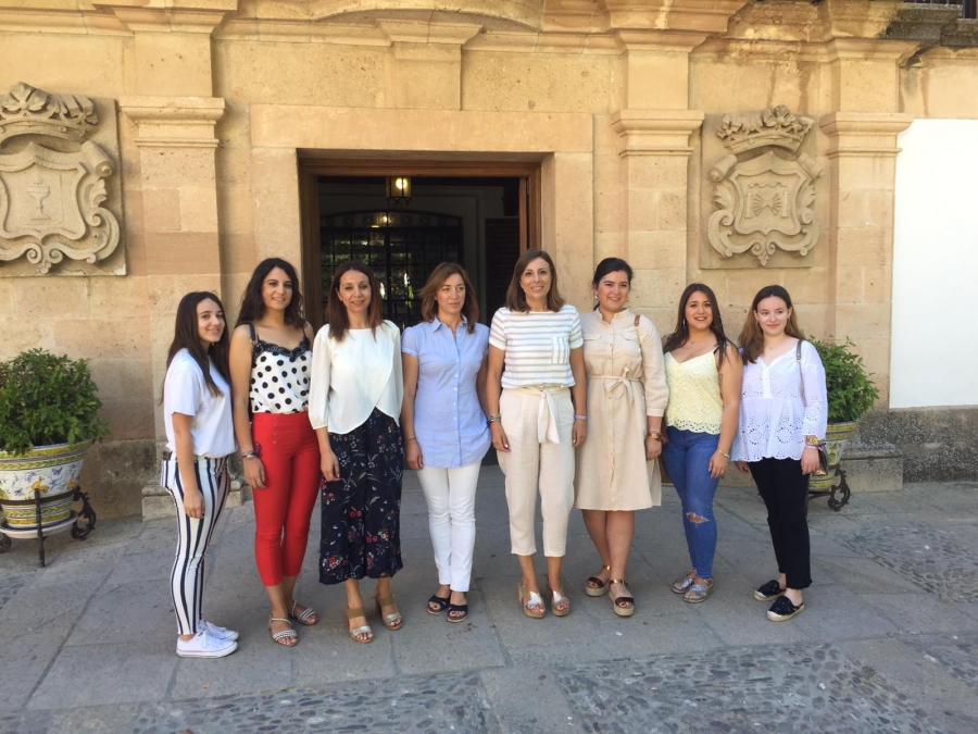 La alcaldesa de Ronda adelanta que ya se ultiman los preparativos del programa para la feria de septiembre y que se darán a conocer la semana próxima.