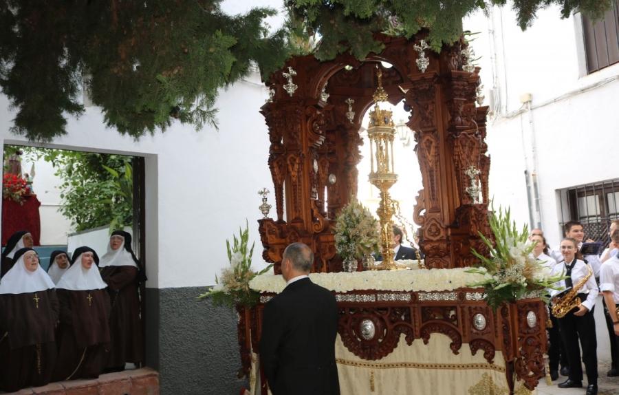 La imagen del Corpus Christi a su salida de la Iglesia de Santa María La Mayor ayer domingo.