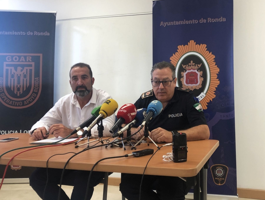 Miguel Ángel Aranda, a la derecha, acompañado por el edil de Seguridad